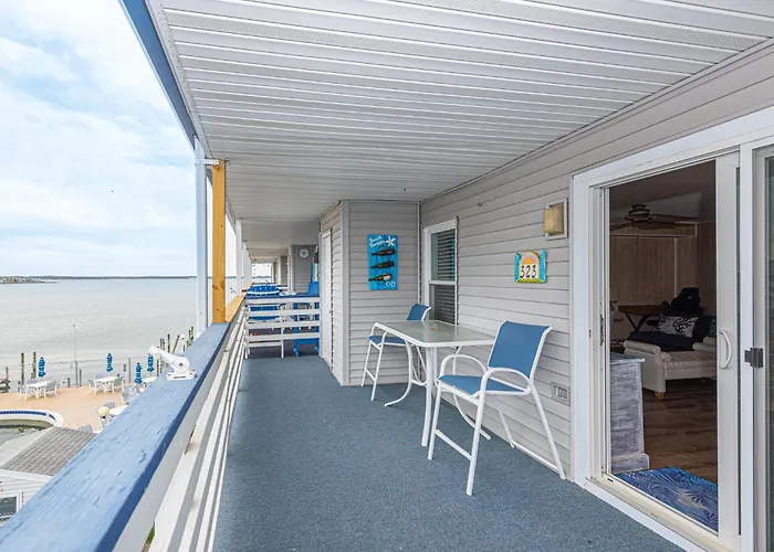 Holiday home 2 Bedroom Bayfront With Pool!