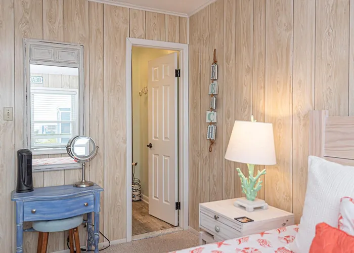 Holiday home 2 Bedroom Bayfront With Pool! *