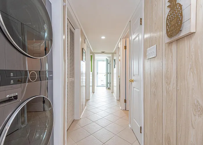 Holiday home 2 Bedroom Bayfront With Pool!